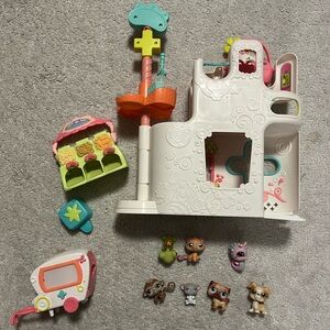 Littlest Pet Shop Rescue Tails Center with 7 LPS